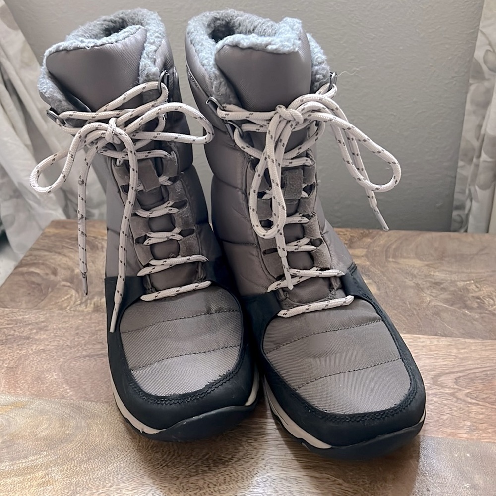 Women snow boots size 8